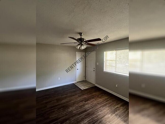 Building Photo - 404 Live Oak Dr