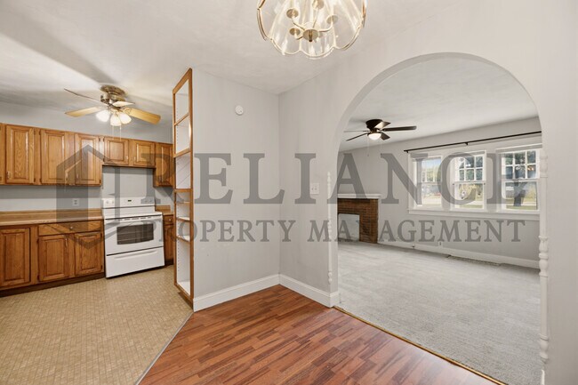 Building Photo - 703 S Grove Dr