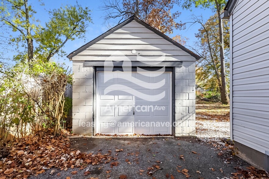 Building Photo - 3733 N Gladstone Ave