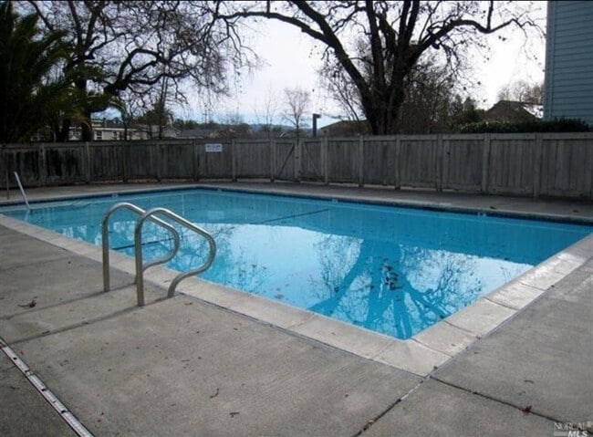 Building Photo - Coming Soon! 2 bed 2 bath Windsor Townhouse!