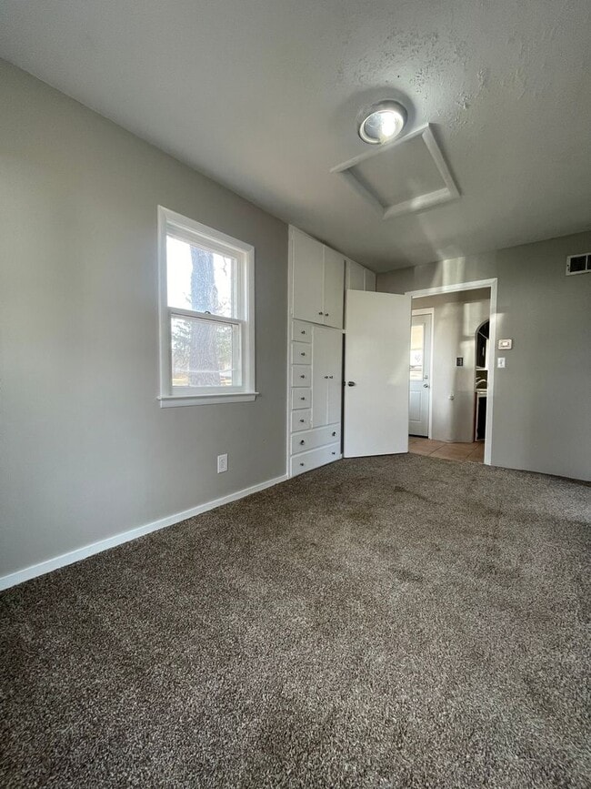 Building Photo - 2 bed, 1 bath home for rent in Waterloo