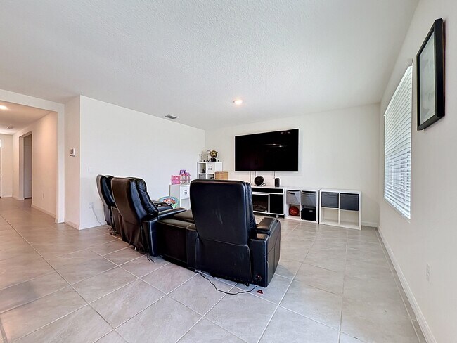 Building Photo - 1880 Basenji Dr