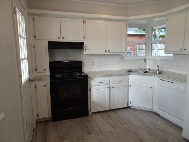 Building Photo - 2305 Maple Dr