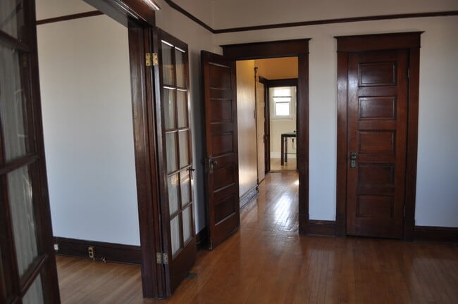 Building Photo - Beautiful Vintage Home