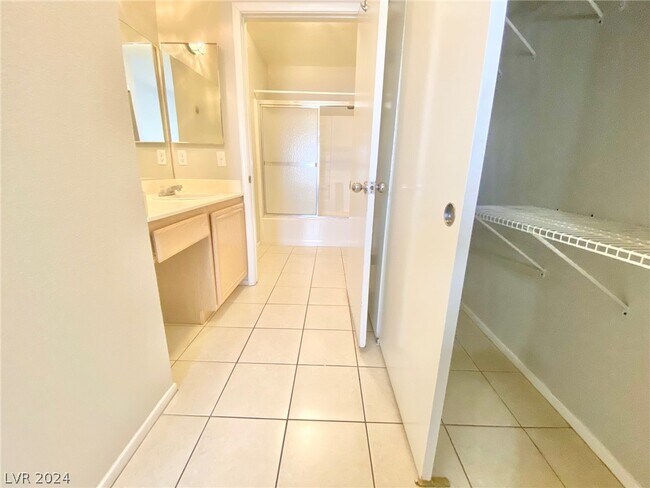 Building Photo - 8070 W Russell Rd