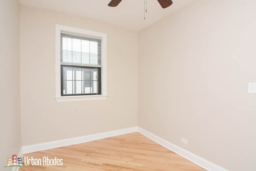 Building Photo - 922 N Green Bay Rd