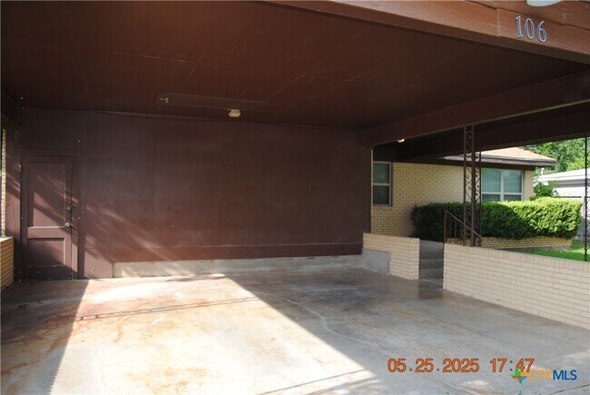 Building Photo - 106 E Young Ave
