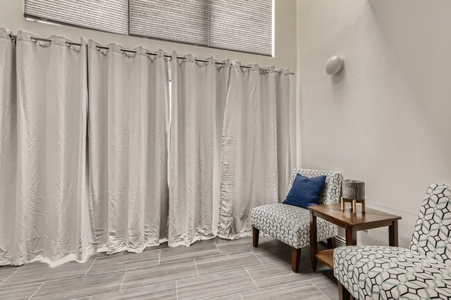 Building Photo - Spacious 3-Level Townhome w/ Private Primary Suite