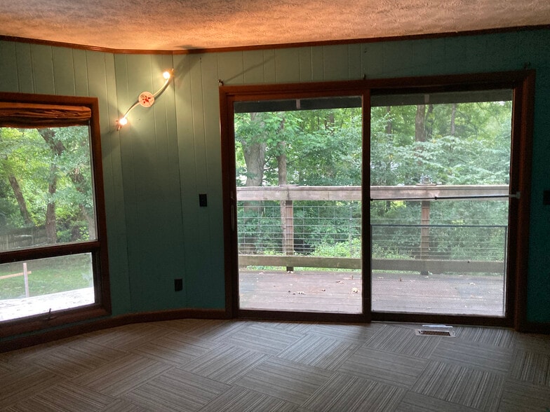 bedroom 2 with entrance to deck - 814 Tullahoma Dr