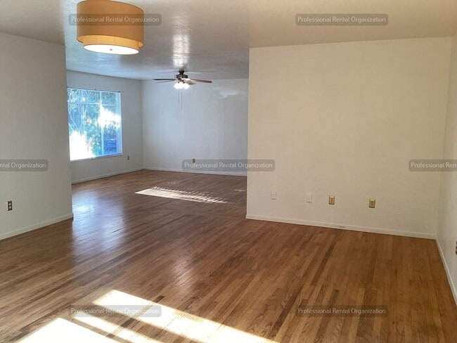 Building Photo - Spacious & cheerfully bright large single-...