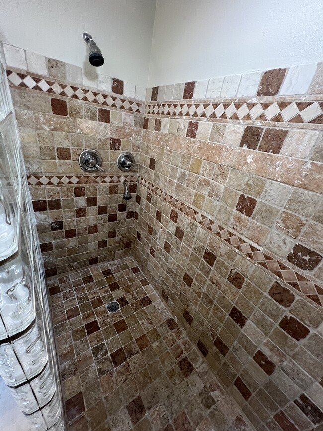 Unit B Shower - 1544 9th St