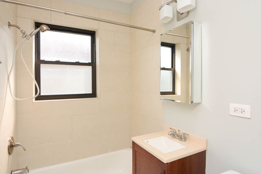 Building Photo - 4743 N Hermitage Ave