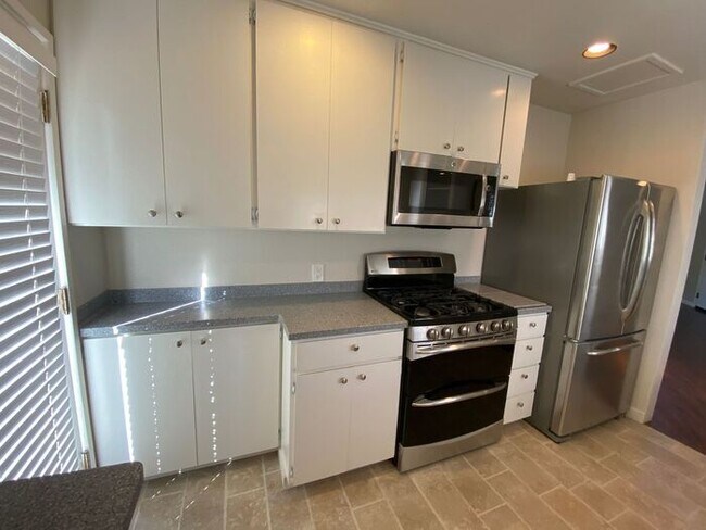 Building Photo - 4110 El Bosque Dr