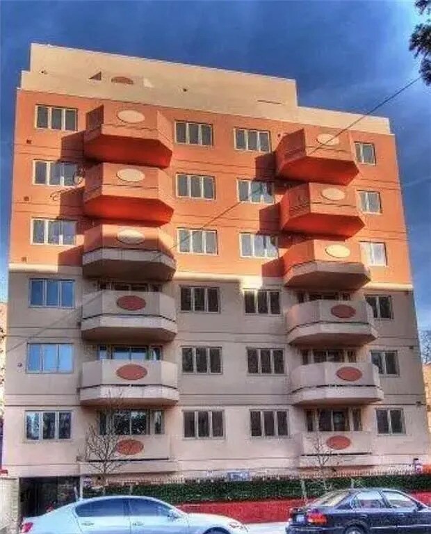 Building Photo - 1495 E 28th St