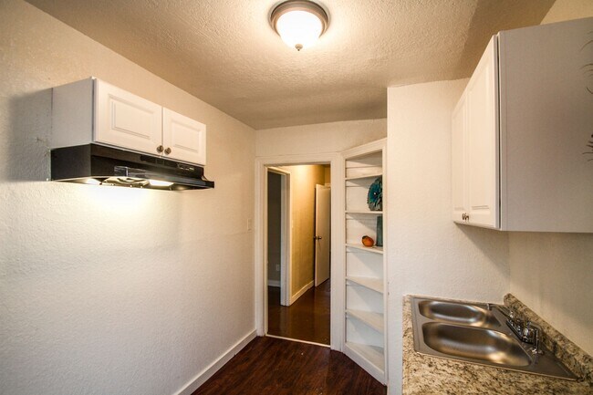 Building Photo - 932 Poinsettia St