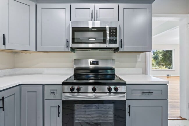 Building Photo - Beautifully Renovated 4 Bed/ 2 Bath with 2 Car Garage