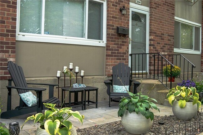 Building Photo - 204 Old Country Rd