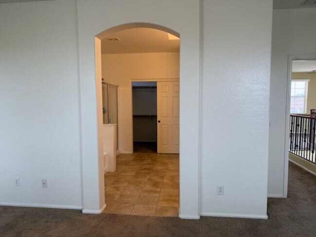 Building Photo - Gorgeous 5 bedroom home in Tartesso
