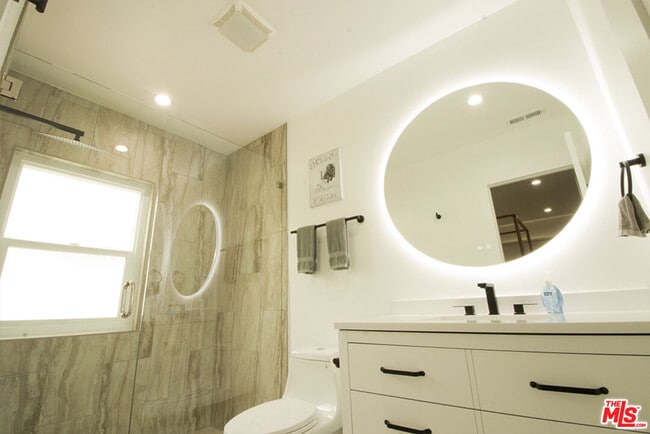 Building Photo - 9042 Phyllis Ave