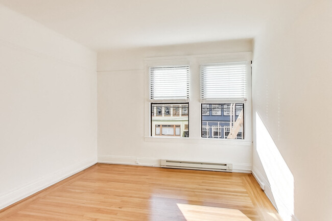 Interior Photo - 390 29th Avenue