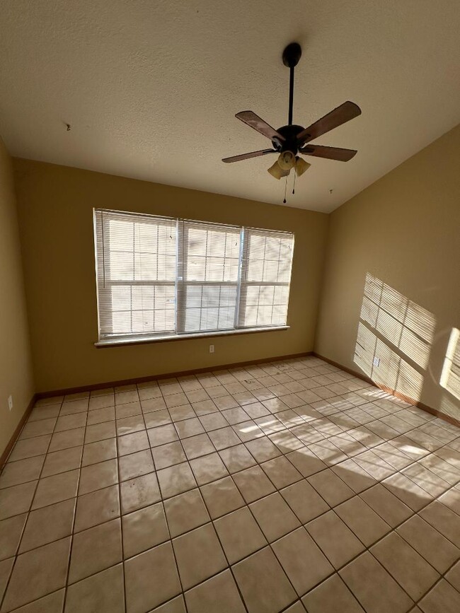 Building Photo - 103 S Woods Ct