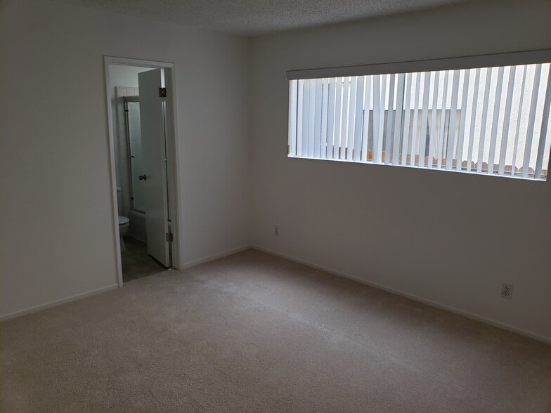 Master Bedroom (14'x12') - 12333 Texas Ave