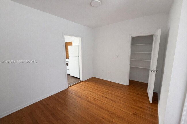 Building Photo - 945 Bay Dr