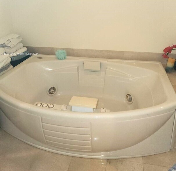 Building Photo - 18101 Collins Ave