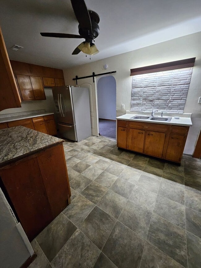 Building Photo - Upper 3 bedroom unit