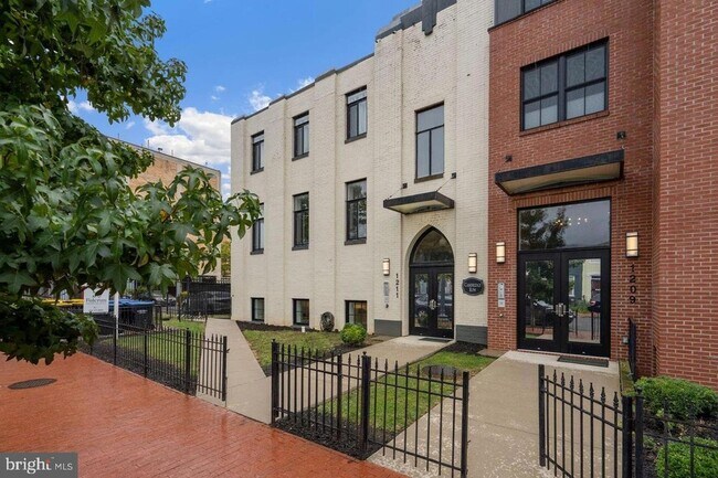 Building Photo - 1211 G St SE