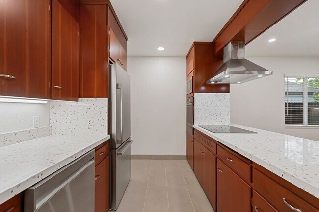 Building Photo - Central Davis 3/2 Mid Modern