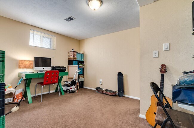 Building Photo - Roomy Sunnyside Duplex with Finished Basement in a Prime Location