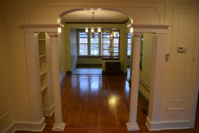 Building Photo - Regal Rowhome! 3 Beautiful Finished Levels!