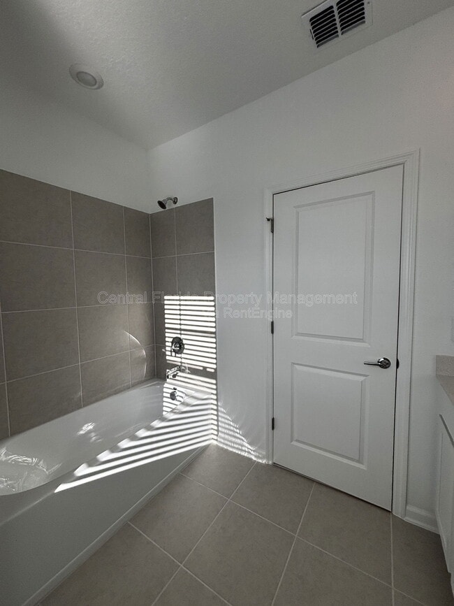 Building Photo - 7429 Ivy Tendril Ave