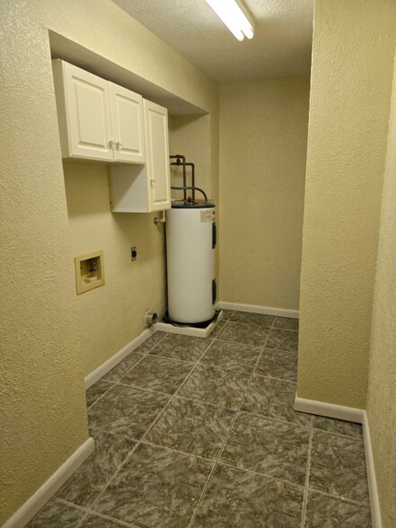 Building Photo - 425 Eldon Dr