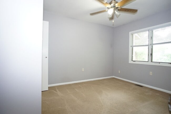 Building Photo - 3 Bedroom / 2 1/2 Bathroom.  Close to Campus.  On PHD bus route.