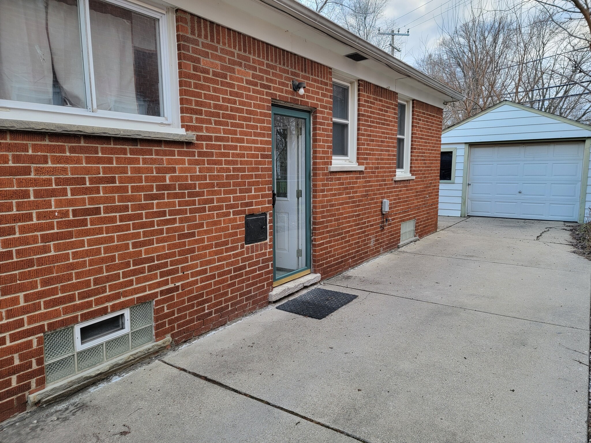 Side entrance - 11457 Leverne