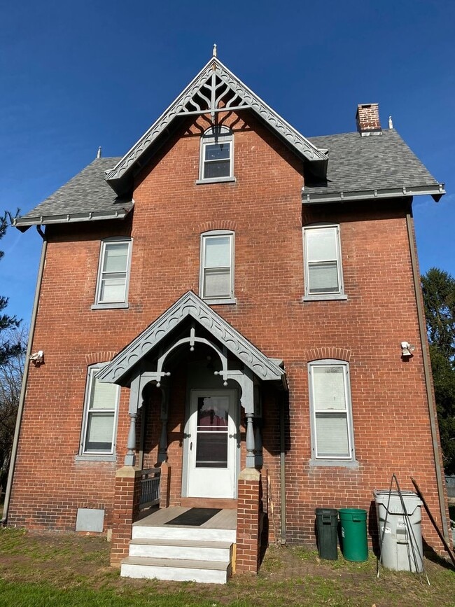 Primary Photo - Large Victorian House in Lancaster City wi...