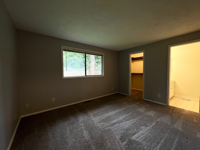 Building Photo - Charming 3-Bed, 2-Bath Retreat!