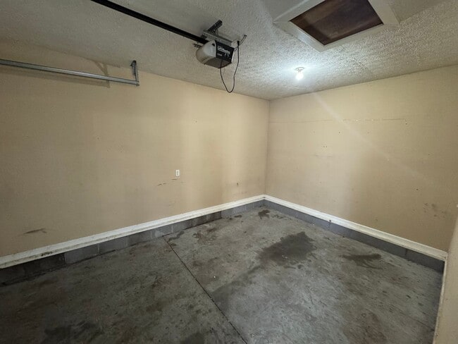 Building Photo - Spacious 3 bedroom, two bathroom home close to GM, Magna and Industrial Park