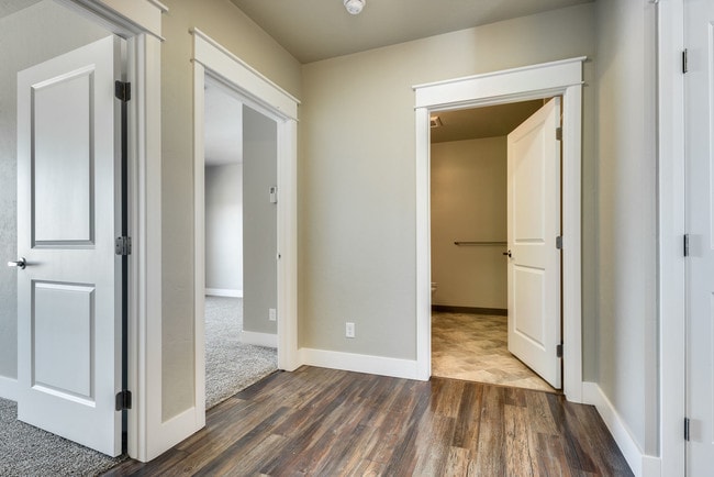 Building Photo - 2200 E Warm Springs Ave