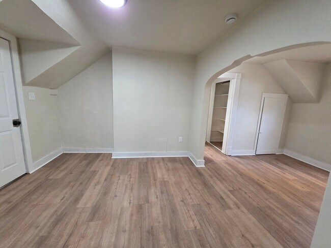 Building Photo - 124 S Lake St