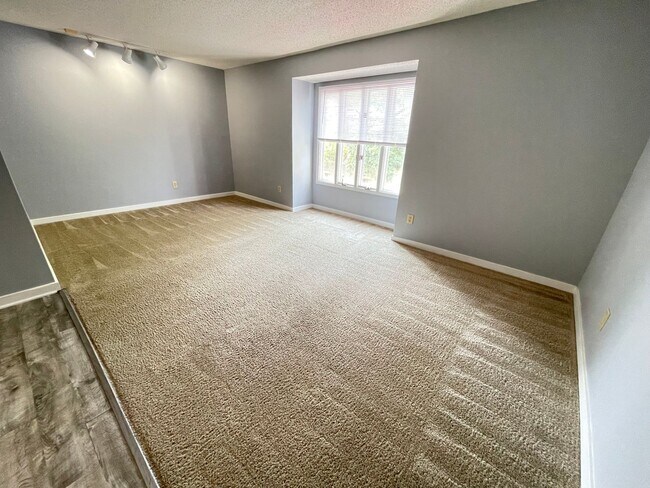 Building Photo - Updated, spacious 4br 2ba condo within wal...