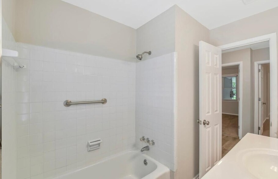 Building Photo - 1841 Haines St