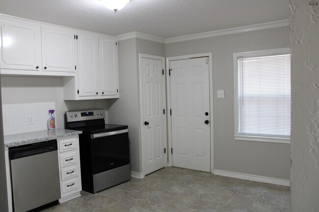 Building Photo - 4305 Randel Dr