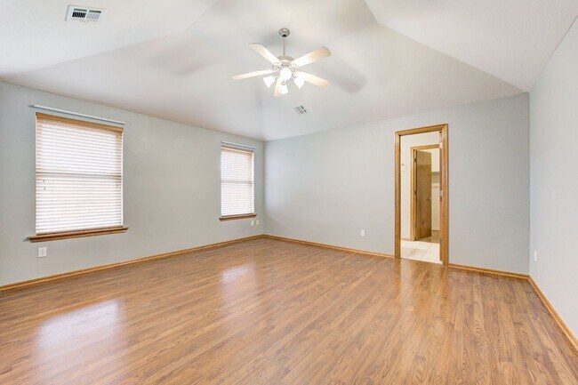 Building Photo - Beautiful 3-Bedroom / 2-Bathroom home in Yukon!