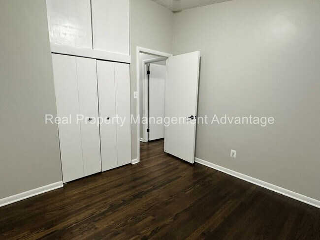 Building Photo - Oak Park Mid-Century Modern Beauty!