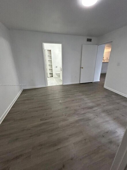 Building Photo - 4815 Via Palm Lakes