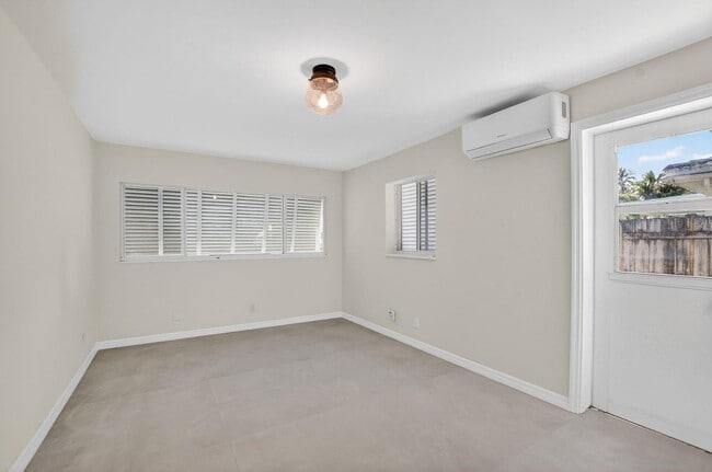 Building Photo - 467 NE 31st St