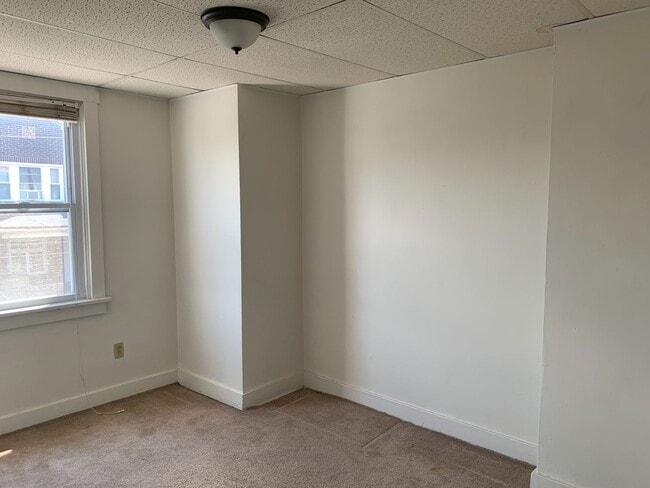 Building Photo - LARGE, RECENTLY UPDATED HOME AVAILABLE FOR AUGUST!